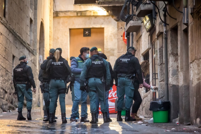 Guardia Civil en en lugar del suceso, donde ha fallecido un varón por herida de arma blanca