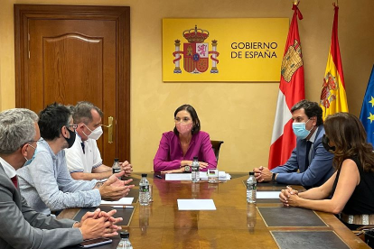 La ministra Reyes Maroto se reúne con representantes de LM en Ponferrada - ICAL