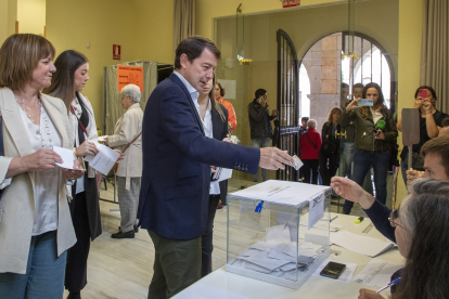 El presidente del PPCyL, Alfonso Fernández Mañueco, ejerce su derecho al voto en la Delegación de Economía y Hacienda. ICAL