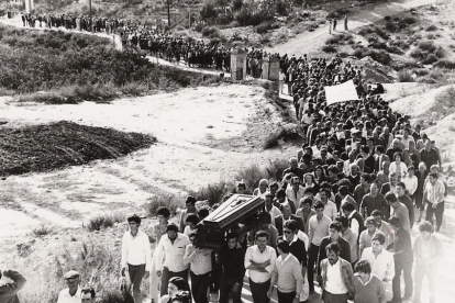 Multitudinario entierro de Juan Mañas en su pueblo natal. -FOTO CEDIDA POR 'EL CASO ALMERÍA' EN FACEBOOK