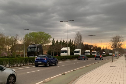 Una caravana de camiones recorrió ayer por la tarde las calles de Valladolid para protestar contra la subida de los precios de los carburantes.- E. M