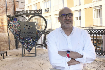 José Manuel Otero, alcalde de Carrión de los Condes, frente a la imagen de ‘Carrión Friendly’./ ArgiComunicación