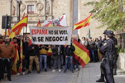 Concentración frente a la Sede del PSOE contra la amnistía en Salamanca.- ICAL
