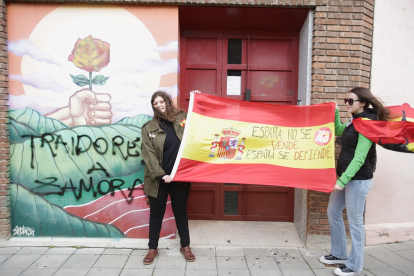 Concentracion de Vox frente a la sede del PSOE de Zamora.- ICAL