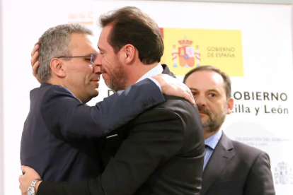 Javier Izquierdo y Óscar Puente se abrazan. - ICAL