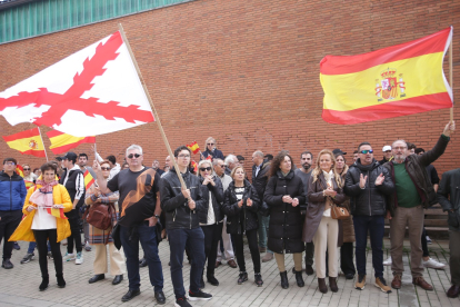Concentracion de Vox frente a la sede del PSOE de Zamora.- ICAL