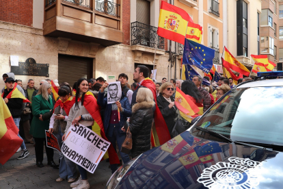 Concentración contra la amnistía convocada por Vox frente a la sede del PSOE de Palencia.- ICAL