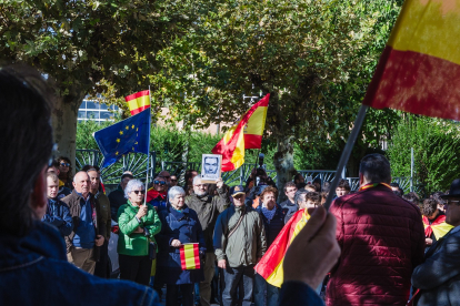 Concentración contra la amnistía convocada por Vox frente a la sede del PSOE.- ICAL