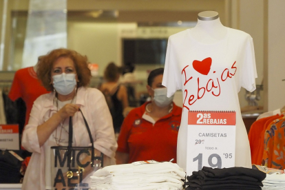 Dos personas recorren una tienda de ropa de la capital vallisoletana. PHOTOGENIC / MIGUEL ÁNGEL SANTOS
