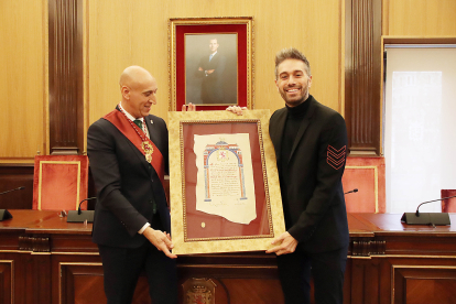 El alcalde de León, José Antonio Diez, entrega a Dani Martínez el título de Hijo Predilecto de la Ciudad. -ICAL