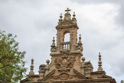 La ermita de la Misericordia, de origen medieval, aguarda en la plaza de San Cristóbal una solución para su reforma.- ICAL