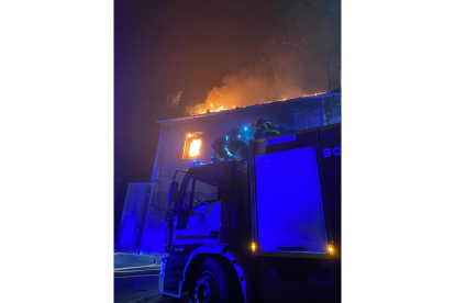 Las llamas destruyen una vivienda en Berlanga del Bierzo en León.- ICAL