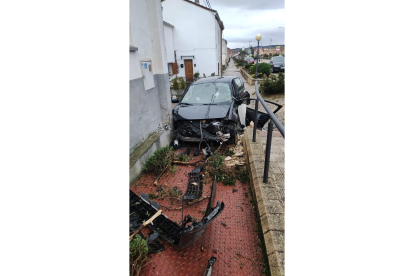 Coches de la Guardia Civil arrollados por un camión en Soria durante una persecución - E.M.