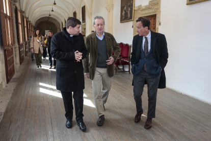 Eel abad de la colegiata, Luis García; el arquitecto director del proyecto, Juan Pablo Rodríguez y el responsable de Patrimonio de la Fundación Montemadrid, Gabriel Morate en el Museo de San Isidoro. ICAL