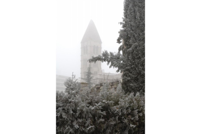 Cencella, niebla congelada que se deposita en el suelo. Vista de la iglesia de La Antigua entre la niebla. | E.M.