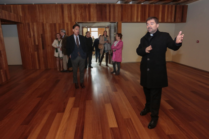 El abad de la Colegiata, Luis García, en el Museo de San Isidoro. ICAL