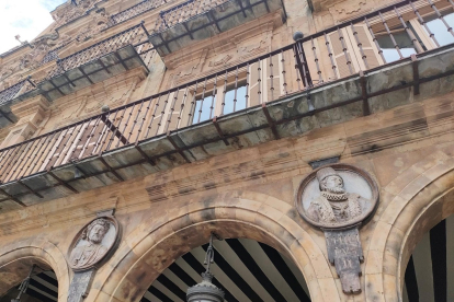 Una imagen de archivo de unos medallones de la plaza Mayor de Salamanca. EUROPA PRESS