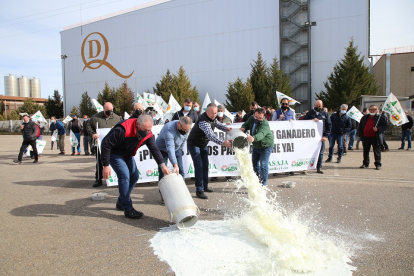 La Alianza UPA-COAG y Asaja retoman las movilizaciones en el sector lácteo con una protesta de ganaderos a las puertas de García Baquero.- ICAL