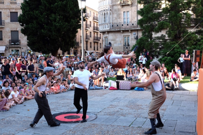 Actuación del grupo circense Kambahiota Trup en el Festival Internacional de las Artes de Castilla y León. -ICAL