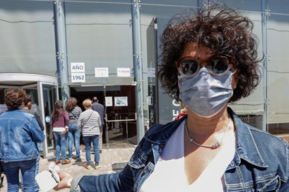 Una mujer posa a las puertas del auditorio Miguel Delibes de Valladolid al comenzar la vacunación de las personas de entre 50 y 59 años.- J. M. LOSTAU