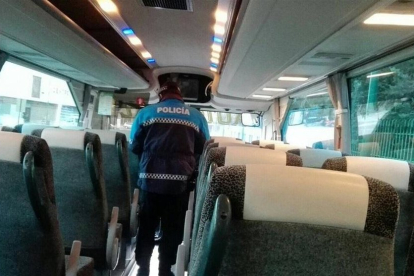 Un policía municipal de Valladolid realizando una inspección a un autobús escolar. -E.M.