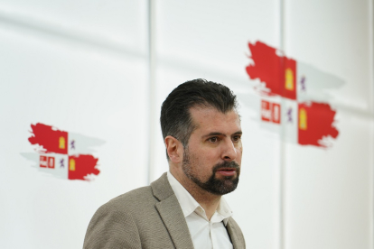 El secretario general del PSOE de Castilla y León, Luis Tudanca, durante la rueda de prensa.- ICAL