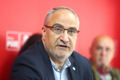 El ex alcalde de Ponferrada, el socialista Olegario Ramón.-ICAL