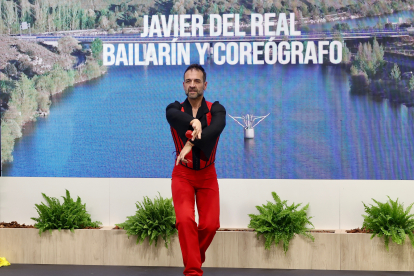Actuación del bailarín abulense, Javier Del Real, en la presentación de la oferta turística de Ávila. -ICAL.