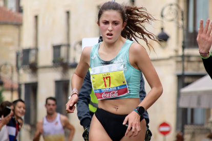 Laura López se alza con la victoria femenina en la carrera de los 10 kilómetros Ciudad de León. -ICAL