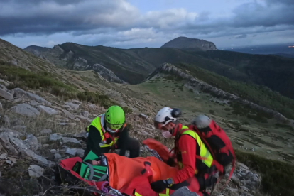 Dos montañeros rescatados tras sufrir una caída en Mirantes de Luna (León).- ICAL