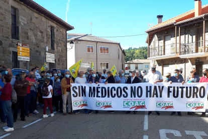 Manifestación en Villardeciervos (Zamora) para reclamar una sanidad rural igual a la de antes de la pandemia.- ICAL