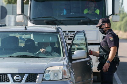 Un policía controla la circulación de personas en el municipio burgalés de Aranda de Duero, confinado por la incidencia de casos de coronavirus. - CESAR MANSO / AFP