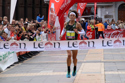 Jorge Blanco vence en la carrera de los 10 kilómetros Ciudad de León. -ICAL
