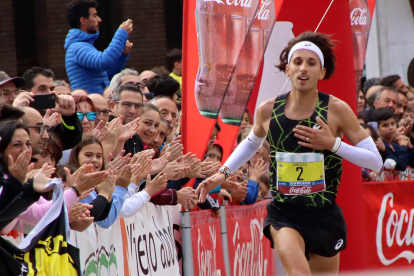 Jorge Blanco vence en la carrera de los 10 kilómetros Ciudad de León. -ICAL