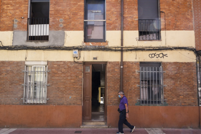 Uno de los portales confinados en el barrio de las Delicias en Valladolid. -PHOTOGENIC/PABLO REQUEJO.