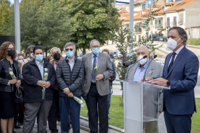 El alcalde de Salamanca, Carlos García Carbayo, participa en el homenaje a las personas mayores que han fallecido y han sufrido las consecuencias de la pandemia del coronavirus. - ICAL