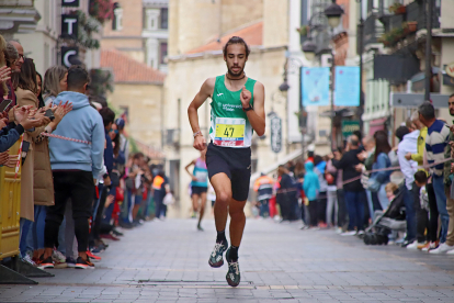 Un corredor en el tramo final de la carrera de los 10 kilómetros Ciudad de León. -ICAL