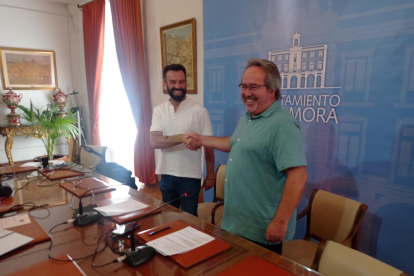 A la izquierda el socialista David Gago y a la derecha el alcalde de Zamora, Francisco Guarido. EUROPA PRESS