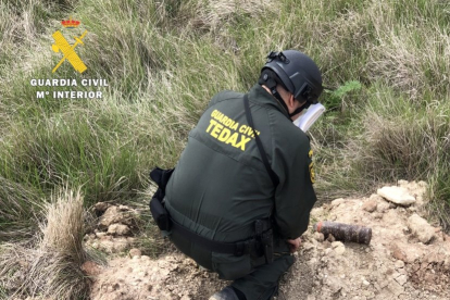 Un agente de los Tedax de la Guardia Civil trabaja con el proyectil que guardaba un varón en Burgos. - GUARDIA CIVIL