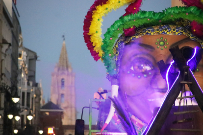 El carnaval llena de ritmo y color las calles de León y Ávila.- ICAL