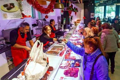 Una clienta paga la compra en una carnicería del mercado del G-9 en Burgos. TOMÁS ALONSO