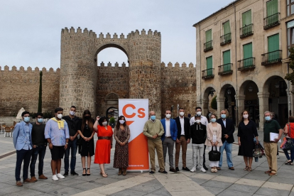 Foto de familia de Jóvenes de Ciudadanos en Ávila.- E. M.