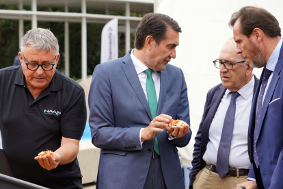 El consejero de Medio Ambiente, Vivienda y Ordenación del Territorio, Juan Carlos Suárez-Quiñones, y el alcalde de Valladolid, Óscar Puente, participan en el acto de inauguración oficial de la Feria Expobiomasa 2023. ICAL