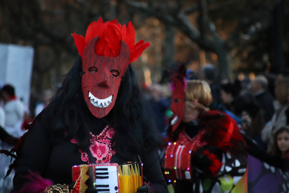 El carnaval llena de ritmo y color las calles de León y Ávila.- ICAL