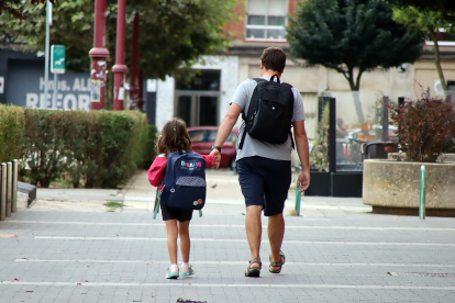 Una niña acude con su padre al colegio, en una imagen de archivo.  -ICAL