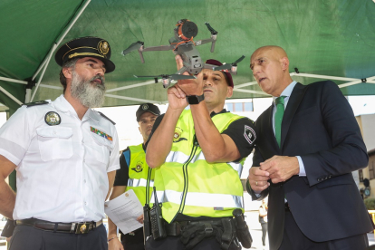 El alcalde de León, José Antonio Diez, presenta la nueva unidad de Drones de la Policía Local. Junto a él, el intendente jefe, Miguel Ángel Llorente. ICAL