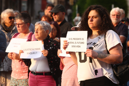 Concentración de la Asociación Feministas Bercianas en Ponferrada contra el cambio de criterio de la Fiscalía en el caso de Pedro Muñoz.-ICAL