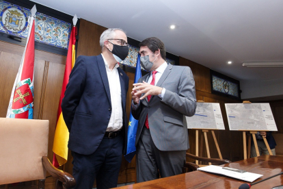 El alcalde de Ponferrada, Olegario Ramón, junto al consejero de Fomento y Medio Ambiente, Juan Carlos Suárez Quiñones. - ICAL