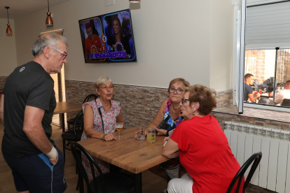 Clientes en el interior del bar de Villalaco, Palencia.- ICAL