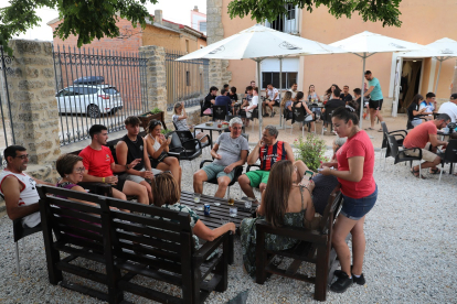 Aurora Benítez, a la derecha, toma nota a algunos clientes en la terraza del bar de Villalaco, Palencia.- ICAL